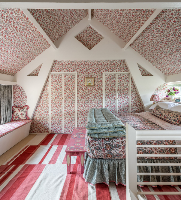 Dinding kamar dengan kain tenun tradisional yang menarik